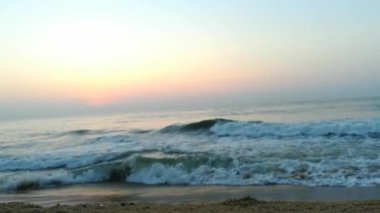 Güneşin doğuşunda balıkçıyla birlikte teknenin silueti Horizon Sunrise sahilinde güzel bir gün doğumu. Okyanus ve altın güneş doğuyor, parlak altın arka plan. Güneşin batışında dramatik bulutlu gökyüzünün olduğu güzel manzara. turuncu 