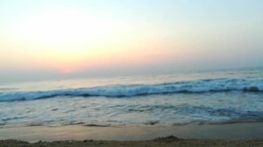 Güneşin doğuşunda balıkçıyla birlikte teknenin silueti Horizon Sunrise sahilinde güzel bir gün doğumu. Okyanus ve altın güneş doğuyor, parlak altın arka plan. Güneşin batışında dramatik bulutlu gökyüzünün olduğu güzel manzara. turuncu 