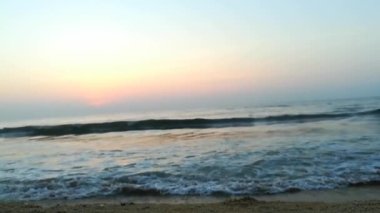 Güneşin doğuşunda balıkçıyla birlikte teknenin silueti Horizon Sunrise sahilinde güzel bir gün doğumu. Okyanus ve altın güneş doğuyor, parlak altın arka plan. Güneşin batışında dramatik bulutlu gökyüzünün olduğu güzel manzara. turuncu 