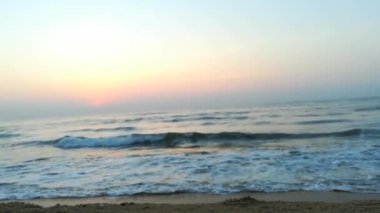 Güneşin doğuşunda balıkçıyla birlikte teknenin silueti Horizon Sunrise sahilinde güzel bir gün doğumu. Okyanus ve altın güneş doğuyor, parlak altın arka plan. Güneşin batışında dramatik bulutlu gökyüzünün olduğu güzel manzara. turuncu 