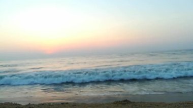 Güneşin doğuşunda balıkçıyla birlikte teknenin silueti Horizon Sunrise sahilinde güzel bir gün doğumu. Okyanus ve altın güneş doğuyor, parlak altın arka plan. Güneşin batışında dramatik bulutlu gökyüzünün olduğu güzel manzara. turuncu 