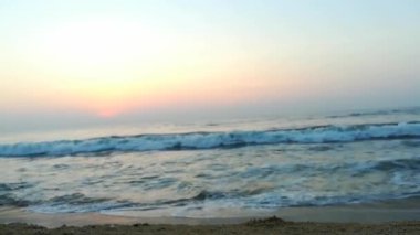 Güneşin doğuşunda balıkçıyla birlikte teknenin silueti Horizon Sunrise sahilinde güzel bir gün doğumu. Okyanus ve altın güneş doğuyor, parlak altın arka plan. Güneşin batışında dramatik bulutlu gökyüzünün olduğu güzel manzara. turuncu 