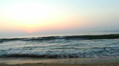 Kapalı deniz kumsalı. Panoramik plaj manzarası. Tropikal deniz manzarası ufkuna ilham ver. Turuncu ve altın rengi gün batımı gökyüzü sakinlik, dinlendirici güneş ışığı yaz havası. Horizon Sunrise plajında güzel bir gün doğumu. Okyanus ve altın güneş doğuyor