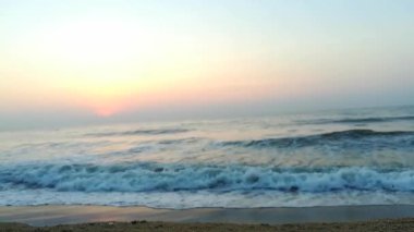 Kapalı deniz kumsalı. Panoramik plaj manzarası. Tropikal deniz manzarası ufkuna ilham ver. Turuncu ve altın rengi gün batımı gökyüzü sakinlik, dinlendirici güneş ışığı yaz havası. Horizon Sunrise plajında güzel bir gün doğumu. Okyanus ve altın güneş doğuyor