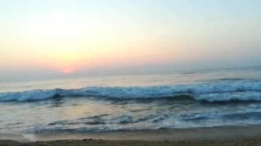 Kapalı deniz kumsalı. Panoramik plaj manzarası. Tropikal deniz manzarası ufkuna ilham ver. Turuncu ve altın rengi gün batımı gökyüzü sakinlik, dinlendirici güneş ışığı yaz havası. Horizon Sunrise plajında güzel bir gün doğumu. Okyanus ve altın güneş doğuyor