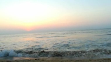 Kapalı deniz kumsalı. Panoramik plaj manzarası. Tropikal deniz manzarası ufkuna ilham ver. Turuncu ve altın rengi gün batımı gökyüzü sakinlik, dinlendirici güneş ışığı yaz havası. Horizon Sunrise plajında güzel bir gün doğumu. Okyanus ve altın güneş doğuyor