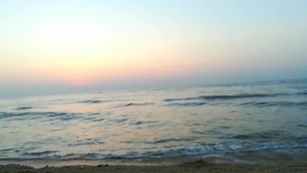 Güneşin Doğuşunda Balıkçıyla Birlikte Teknenin Silueti Horizon Sunrise Sahilinde Güzel — Stok video