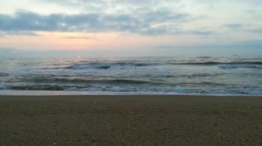 Kapalı deniz kumsalı. Panoramik plaj manzarası. Tropikal deniz manzarası ufkuna ilham ver. Turuncu ve altın rengi gün batımı gökyüzü sakinlik, dinlendirici güneş ışığı yaz havası. Horizon Sunrise plajında güzel bir gün doğumu. Okyanus ve altın güneş doğuyor