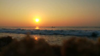 Kuzey Denizi üzerinde soğuk fırtınalı dalgalar ve bulutlar. Kuzey sahilinde kumlu bir sahilde büyük bir okyanus dalgası, beyaz kumlu tropik cennet plajı. Atlantik Okyanusu üzerinde gün doğumu, okyanus dalgaları bir manzara hareketi. Deniz ve kıyı doğasının videosu