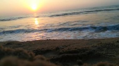 Dramatik deniz gündoğumu. Yanan gökyüzü ve parlayan altın dalgalar. Deniz batımı. Turuncu gökyüzünde deniz dalgaları ve arka planda güneş ışığı deniz suyu yüzeyinde parlıyor. Hiç kimse yok, tatil için güzel deniz manzarası, tatil, turistik temalar, gün doğumu