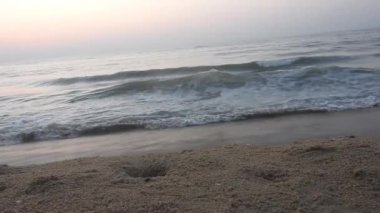 Dramatik deniz gündoğumu. Yanan gökyüzü ve parlayan altın dalgalar. Deniz batımı. Turuncu gökyüzünde deniz dalgaları ve arka planda güneş ışığı deniz suyu yüzeyinde parlıyor. Hiç kimse yok, tatil için güzel deniz manzarası, tatil, turistik temalar, gün doğumu