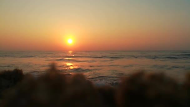 Драматический Морской Восход Горящие Небеса Сияющие Золотые Волны Морской Закат — стоковое видео