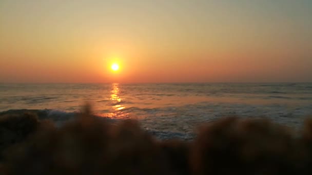 Δραματική Ανατολή Φλεγόμενος Ουρανός Και Λαμπερά Χρυσά Κύματα Θάλασσα Ηλιοβασίλεμα — Αρχείο Βίντεο