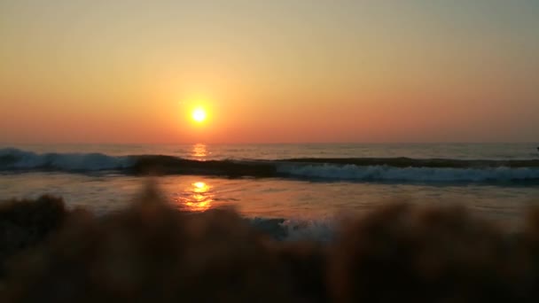 Dramatisk Soluppgång Brinnande Himmel Och Lysande Gyllene Vågor Havssolnedgången Havsvågor — Stockvideo