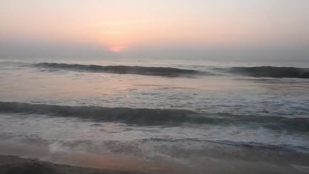 Драматичний Схід Сонця Горить Небо Сяє Золотими Хвилями Захід Сонця — стокове відео