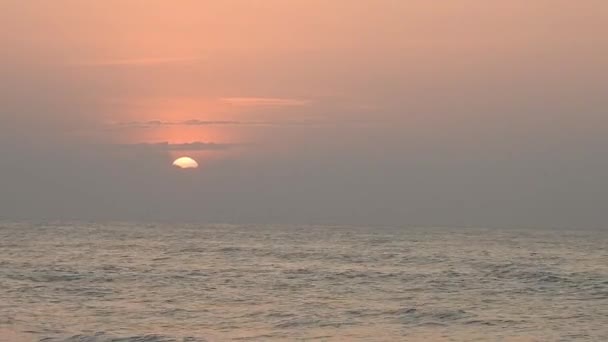 Dramático Amanecer Mar Cielo Ardiente Olas Doradas Brillantes Puesta Sol — Vídeo de stock