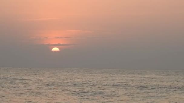Драматический Морской Восход Горящие Небеса Сияющие Золотые Волны Морской Закат — стоковое видео