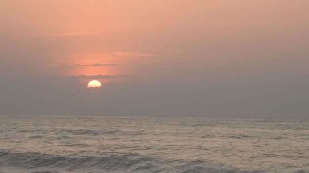 Dramatische Zee Zonsopgang Brandende Lucht Stralende Gouden Golven Zee Zonsondergang — Stockvideo
