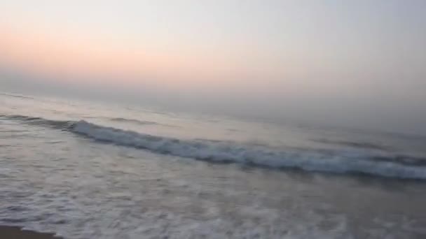 Dramatisk Hav Solopgang Brændende Himmel Lysende Gyldne Bølger Havets Solnedgang – Stock-video