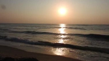 Derin mavi Pasifik 'in üzerindeki altın turuncu günbatımının geniş açılı görüntüsü. Denizin üzerindeki güneş. Plaj palmiyeleri adasında inanılmaz kırmızı gün doğumu. Turuncu renkler gündoğumu ve dalgalar. Doğanın güneş doğuşu palmiyelerin plaj arka planı. Sarı gökyüzü, güzel palmiye ağaçları 