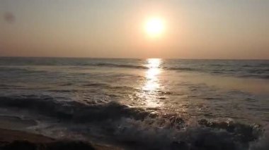 Derin mavi Pasifik 'in üzerindeki altın turuncu günbatımının geniş açılı görüntüsü. Denizin üzerindeki güneş. Plaj palmiyeleri adasında inanılmaz kırmızı gün doğumu. Turuncu renkler gündoğumu ve dalgalar. Doğanın güneş doğuşu palmiyelerin plaj arka planı. Sarı gökyüzü, güzel palmiye ağaçları 