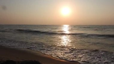 Derin mavi Pasifik 'in üzerindeki altın turuncu günbatımının geniş açılı görüntüsü. Denizin üzerindeki güneş. Plaj palmiyeleri adasında inanılmaz kırmızı gün doğumu. Turuncu renkler gündoğumu ve dalgalar. Doğanın güneş doğuşu palmiyelerin plaj arka planı. Sarı gökyüzü, güzel palmiye ağaçları 