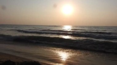 Balıkçı tekneleri eve dönüyor. Hindistan 'ın Odisha kentindeki Puri plajında güneş doğuyor. Doğayla güzel romantik bir manzara. Deniz sahilinde gün doğumunda balıkçı teknesiyle renkli bir gökyüzü. Dramatik deniz gündoğumu. Yanan gökyüzü ve parlayan dalgalar.