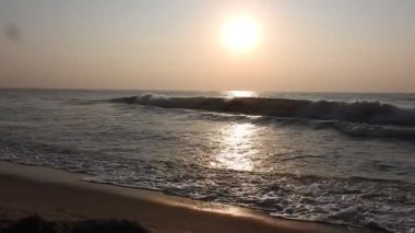 Balıkçı tekneleri eve dönüyor. Hindistan 'ın Odisha kentindeki Puri plajında güneş doğuyor. Doğayla güzel romantik bir manzara. Deniz sahilinde gün doğumunda balıkçı teknesiyle renkli bir gökyüzü. Dramatik deniz gündoğumu. Yanan gökyüzü ve parlayan dalgalar.