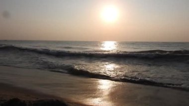Balıkçı tekneleri eve dönüyor. Hindistan 'ın Odisha kentindeki Puri plajında güneş doğuyor. Doğayla güzel romantik bir manzara. Deniz sahilinde gün doğumunda balıkçı teknesiyle renkli bir gökyüzü. Dramatik deniz gündoğumu. Yanan gökyüzü ve parlayan dalgalar.