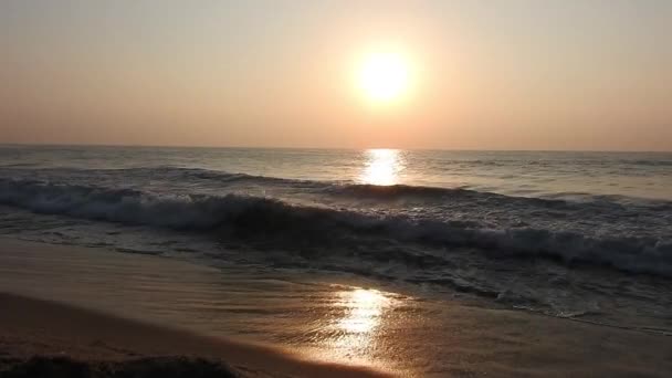 Derin Mavi Pasifik Üzerindeki Altın Turuncu Günbatımının Geniş Açılı Görüntüsü — Stok video