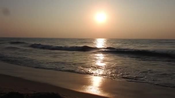 Derin Mavi Pasifik Üzerindeki Altın Turuncu Günbatımının Geniş Açılı Görüntüsü — Stok video