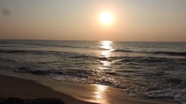 在深蓝色的太平洋上 金色的橙色落日的慢镜头从宽角度俯瞰大海 海滩棕榈岛上令人惊奇的红色日出 橙色是日出和波浪的颜色 自然日出 棕榈滩背景 美丽的棕榈树 — 图库视频影像