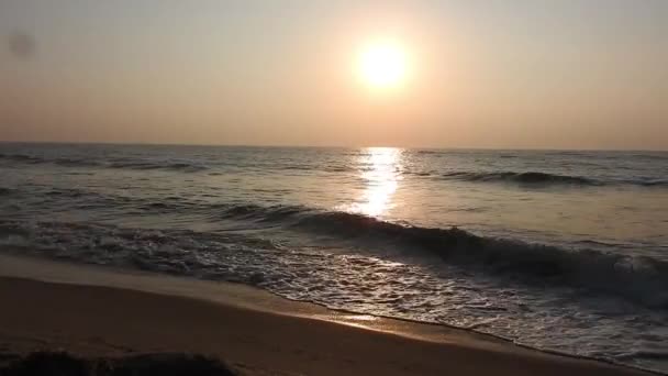 深い青色の太平洋上の黄金のオレンジ色の日没のスローモーションの広角ビュー海の上の太陽 ビーチヤシの島で素晴らしい赤い日の出 オレンジ色の日の出と波 自然の太陽の日の出ヤシのビーチの背景 黄色の空 美しいヤシの木 — ストック動画