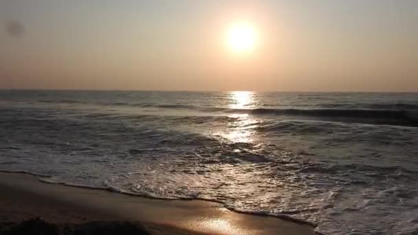 漁船が帰ってきた インドのOdishaのPuriで東のビーチで日の出 自然と美しいロマンチックな風景 漁船と海のビーチで日の出にカラフルな空 劇的な海の日の出 燃える空と輝く波 — ストック動画
