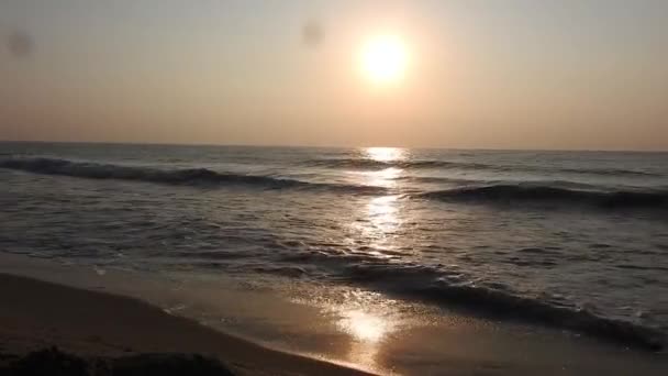 渔船正在返回家园 太阳从东方升起在印度奥迪沙的普里海滩上 美丽的浪漫风景与自然 多彩的天空映入眼帘 在海滩上与渔船相望 戏剧化的海上日出燃烧的天空和闪耀的波浪 — 图库视频影像