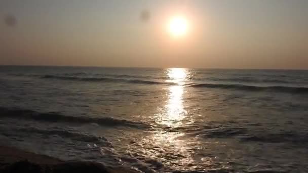 Rybářské Lodě Vracejí Domů Slunce Vychází Východě Nad Pláží Puri — Stock video