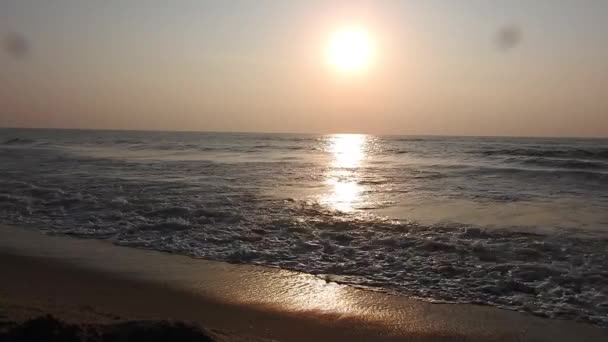 漁船が帰ってきた インドのOdishaのPuriで東のビーチで日の出 自然と美しいロマンチックな風景 漁船と海のビーチで日の出にカラフルな空 劇的な海の日の出 燃える空と輝く波 — ストック動画