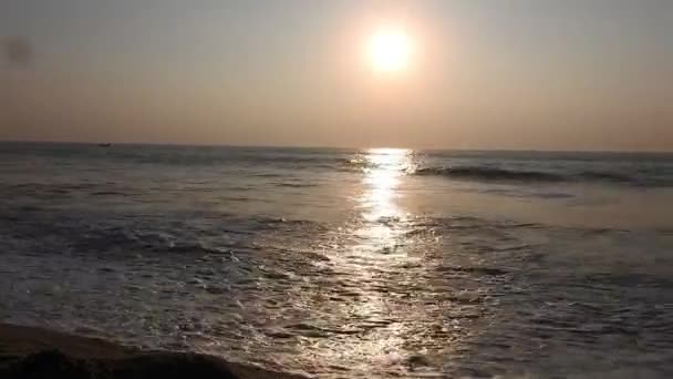 Łodzie Rybackie Wracają Domu Słońce Wschodzi Wschodzie Nad Plażą Puri — Wideo stockowe
