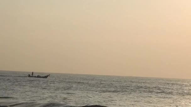 Рибні Човни Повертаються Додому Сонце Сходить Сході Над Пляжем Пурі — стокове відео