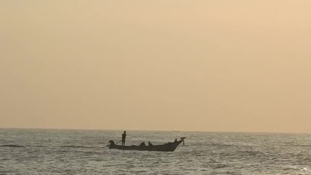 Balıkçı Tekneleri Eve Dönüyor Hindistan Odisha Kentindeki Puri Plajında Güneş — Stok video