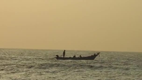 Łodzie Rybackie Wracają Domu Słońce Wschodzi Wschodzie Nad Plażą Puri — Wideo stockowe
