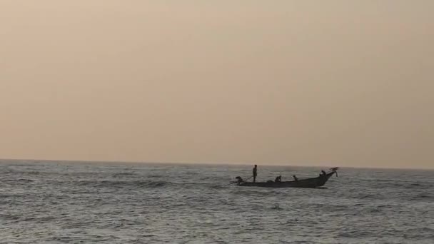 Vissersboten Keren Terug Naar Huis Zon Opkomt Het Oosten Boven — Stockvideo