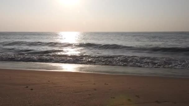 Рыбацкие Лодки Возвращаются Домой Солнце Встает Востоке Над Пляжем Пури — стоковое видео