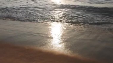 Dramatik deniz gündoğumu. Yanan gökyüzü ve parlayan altın dalgalar. Deniz üzerinde güzel bir gün batımı, sahile vuran okyanus dalgaları denizin üzerine vuran güneş. Plaj palmiyeleri adasında inanılmaz kırmızı gün doğumu. Turuncu renkler gündoğumu ve dalgalar. Doğa Gündoğumu 