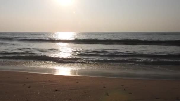 渔船正在返回家园 太阳从东方升起在印度奥迪沙的普里海滩上 美丽的浪漫风景与自然 多彩的天空映入眼帘 在海滩上与渔船相望 戏剧化的海上日出燃烧的天空和闪耀的波浪 — 图库视频影像