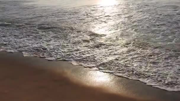 Lever Soleil Spectaculaire Sur Mer Ciel Brûlant Vagues Dorées Brillantes — Video