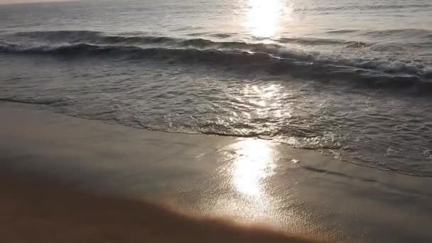 Dramático Amanecer Mar Cielo Ardiente Olas Doradas Brillantes Hermosa Vista — Vídeo de stock