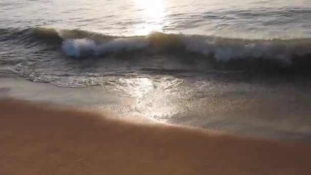 Dramatische Zee Zonsopgang Brandende Lucht Stralende Gouden Golven Prachtig Uitzicht — Stockvideo