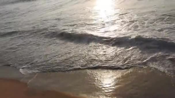 Dramático Amanecer Mar Cielo Ardiente Olas Doradas Brillantes Hermosa Vista — Vídeos de Stock