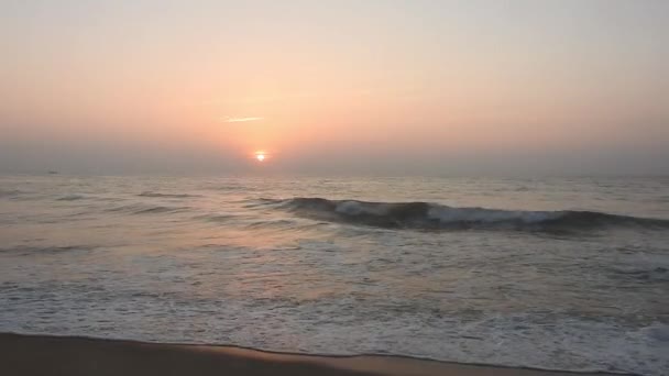 Драматичний Схід Сонця Горить Небо Сяє Золотими Хвилями Прекрасний Вид — стокове відео